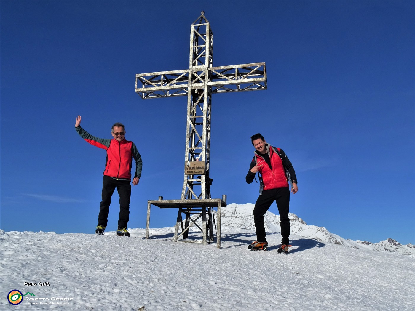 01 Alla croce di Cima Grem (2049 m) salita ad anello.JPG